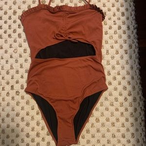 Red clay colored suit. 🤎